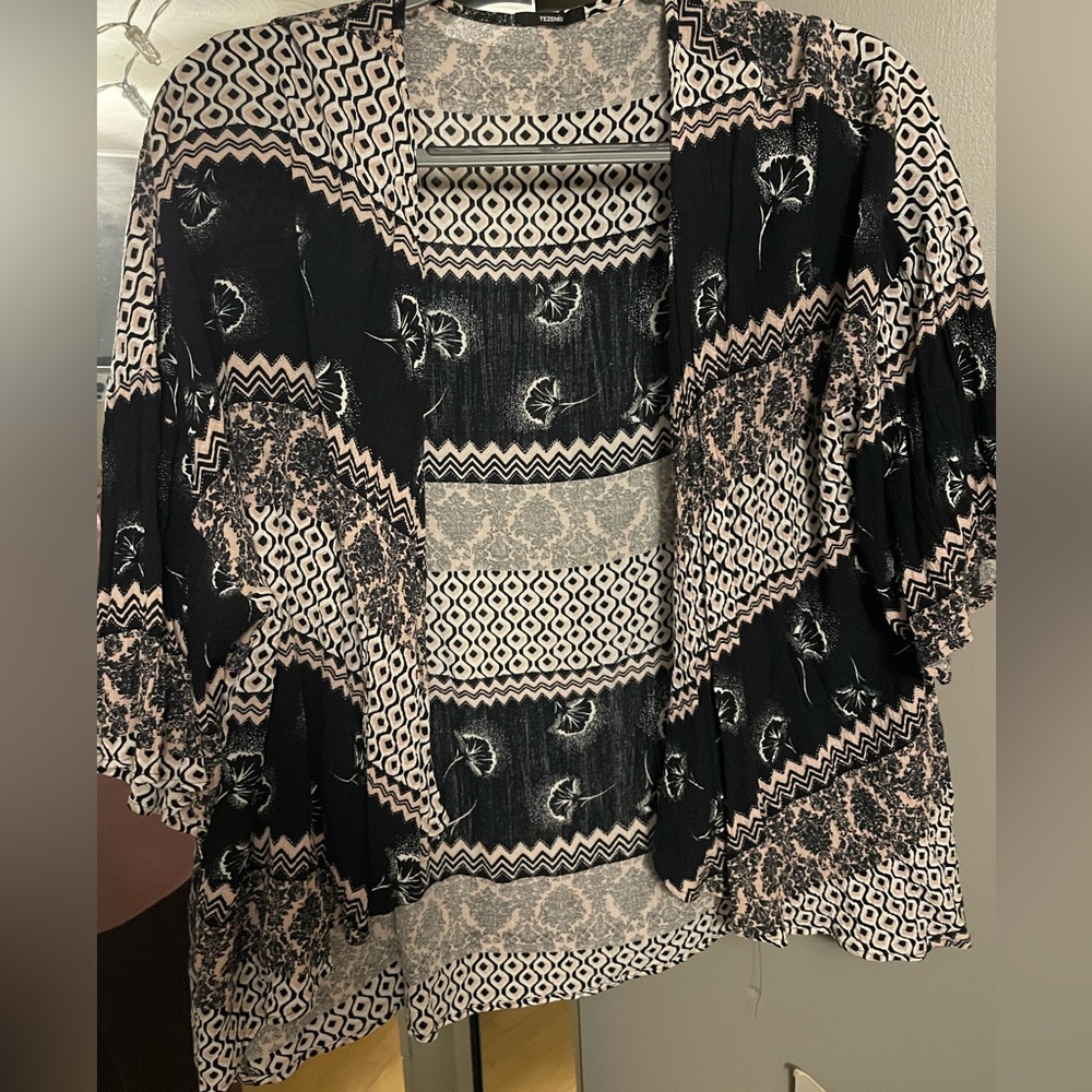 Waist length kimono in black, white and taupe colors. Great layering piece!!!